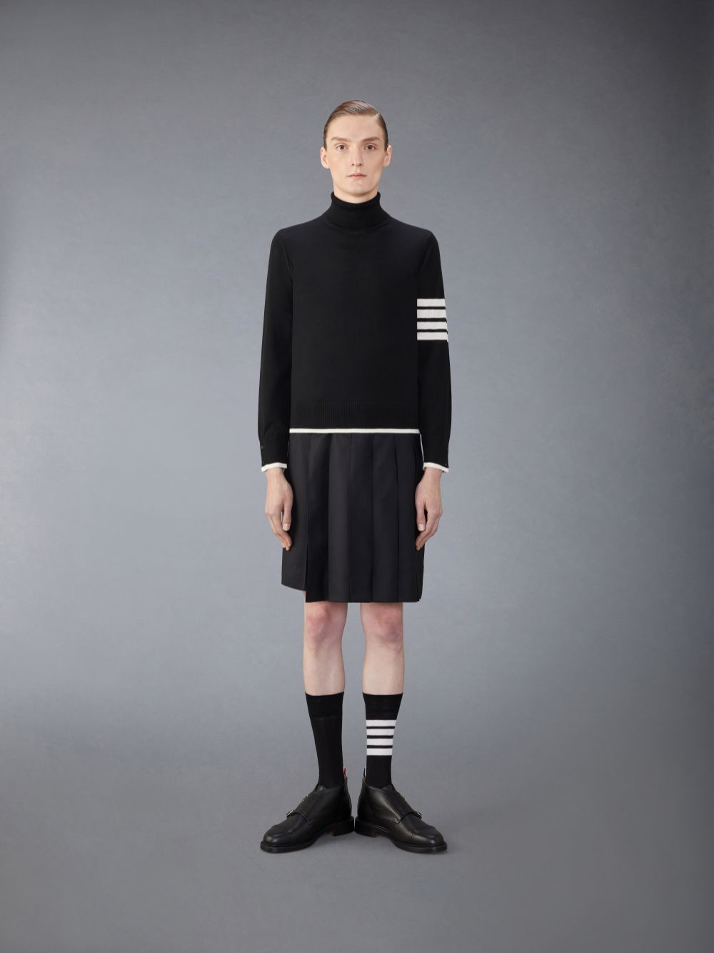 Thom Browne Fine Merino Wool 4-Bar Relaxed Fit Turtle Neck メンズ プルオーバー 黒 | FSF05C63027