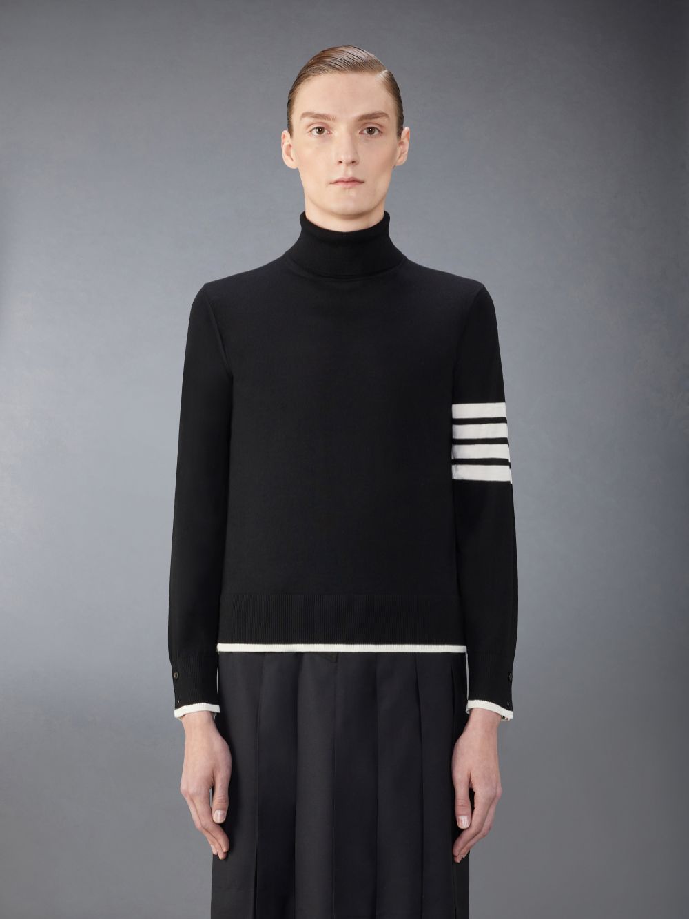 Thom Browne Fine Merino Wool 4-Bar Relaxed Fit Turtle Neck メンズ プルオーバー 黒 | FSF05C63027