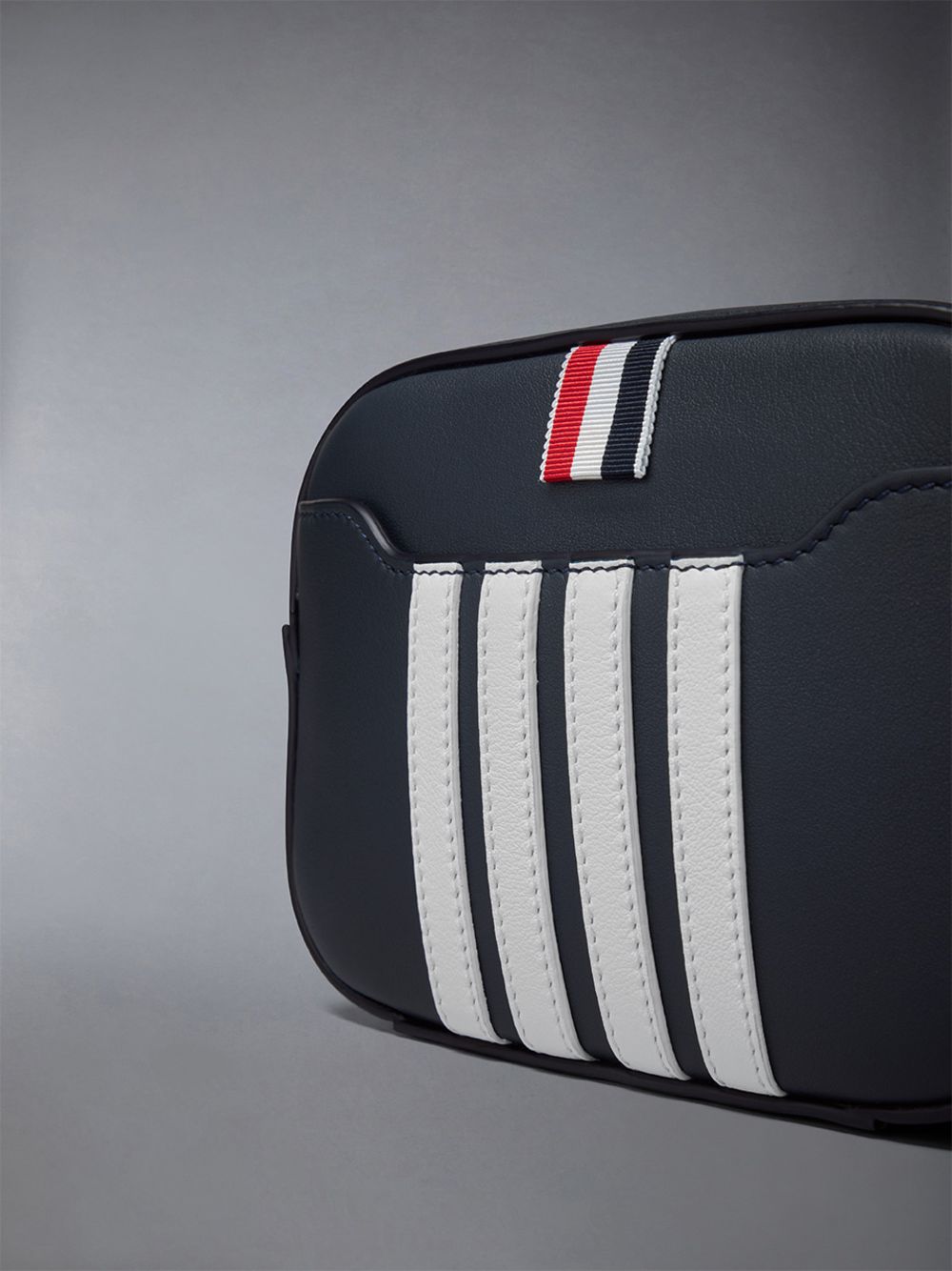 Thom Browne Horizontal Camera W/ 4 Bar Stripes in Smooth Calf レディース ツールバッグ 青 | ANE11Z01184