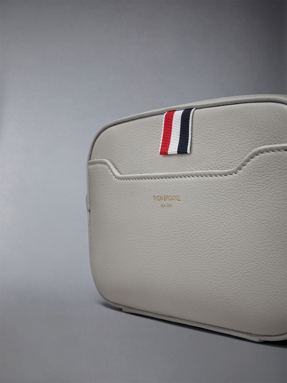 Thom Browne Horizontal Camera in Smooth Calf メンズ ツールバッグ ベージュ | MRH95E53247