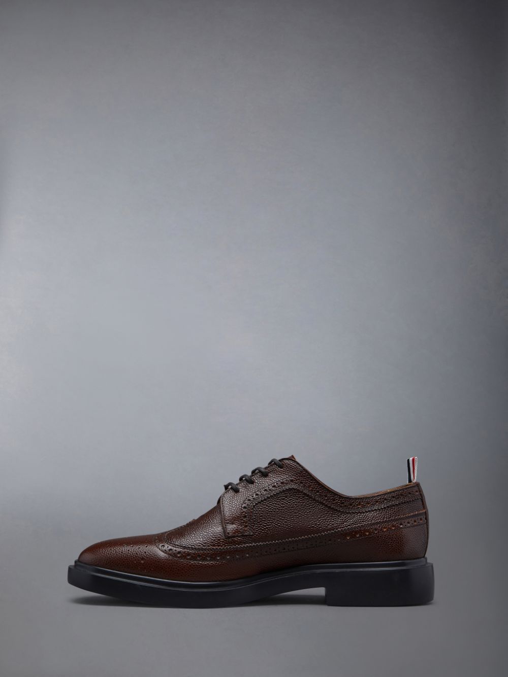 Thom Browne LONGWING W/ LIGHTWEIGHT RUBBER SOLE IN PEBBLE GRAIN LEATHER メンズ ブローグシューズ ブラウン | RIY61D52745