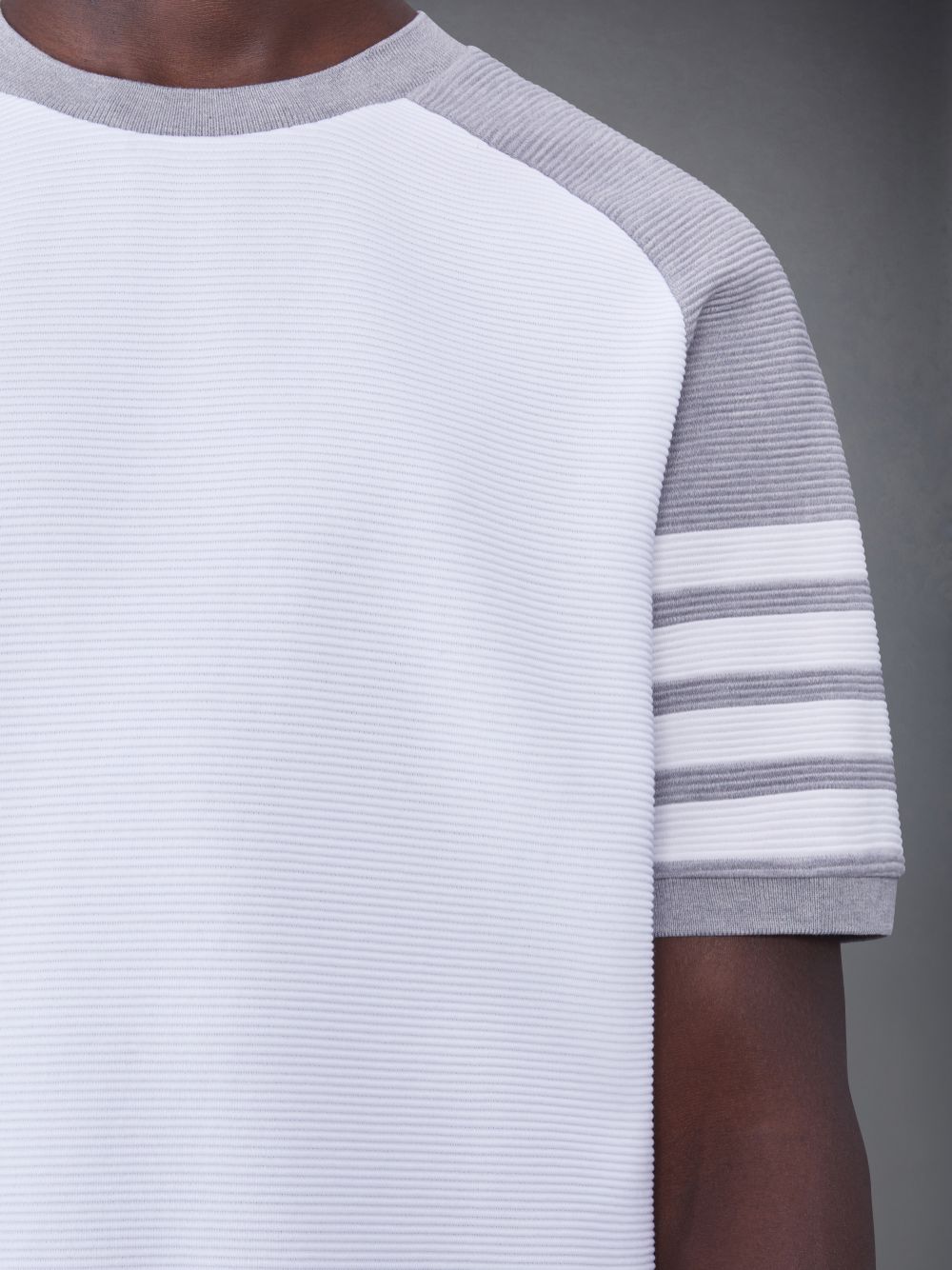 Thom Browne Light Cotton Ottoman Rib 4-Bar Saddle Short Sleeve Sweatshirt メンズ Tシャツ 白 | BHD73N38305