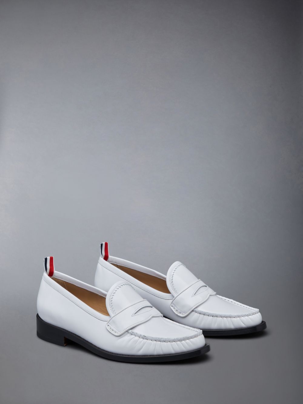 Thom Browne Spazzolato Pleated Varsity メンズ ローファー 白 | DND80R68642