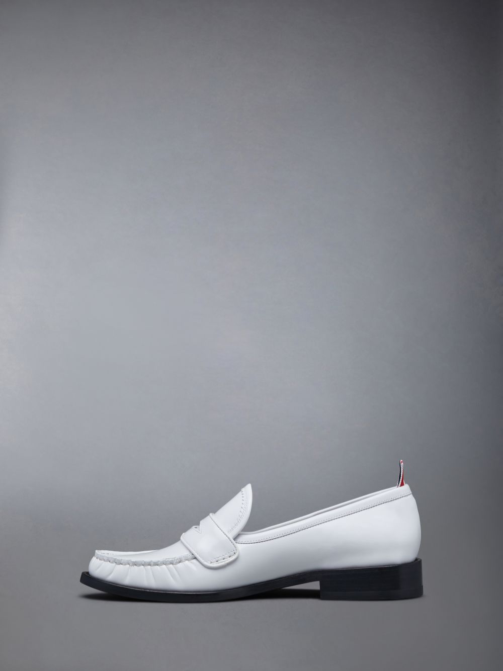 Thom Browne Spazzolato Pleated Varsity メンズ ローファー 白 | DND80R68642