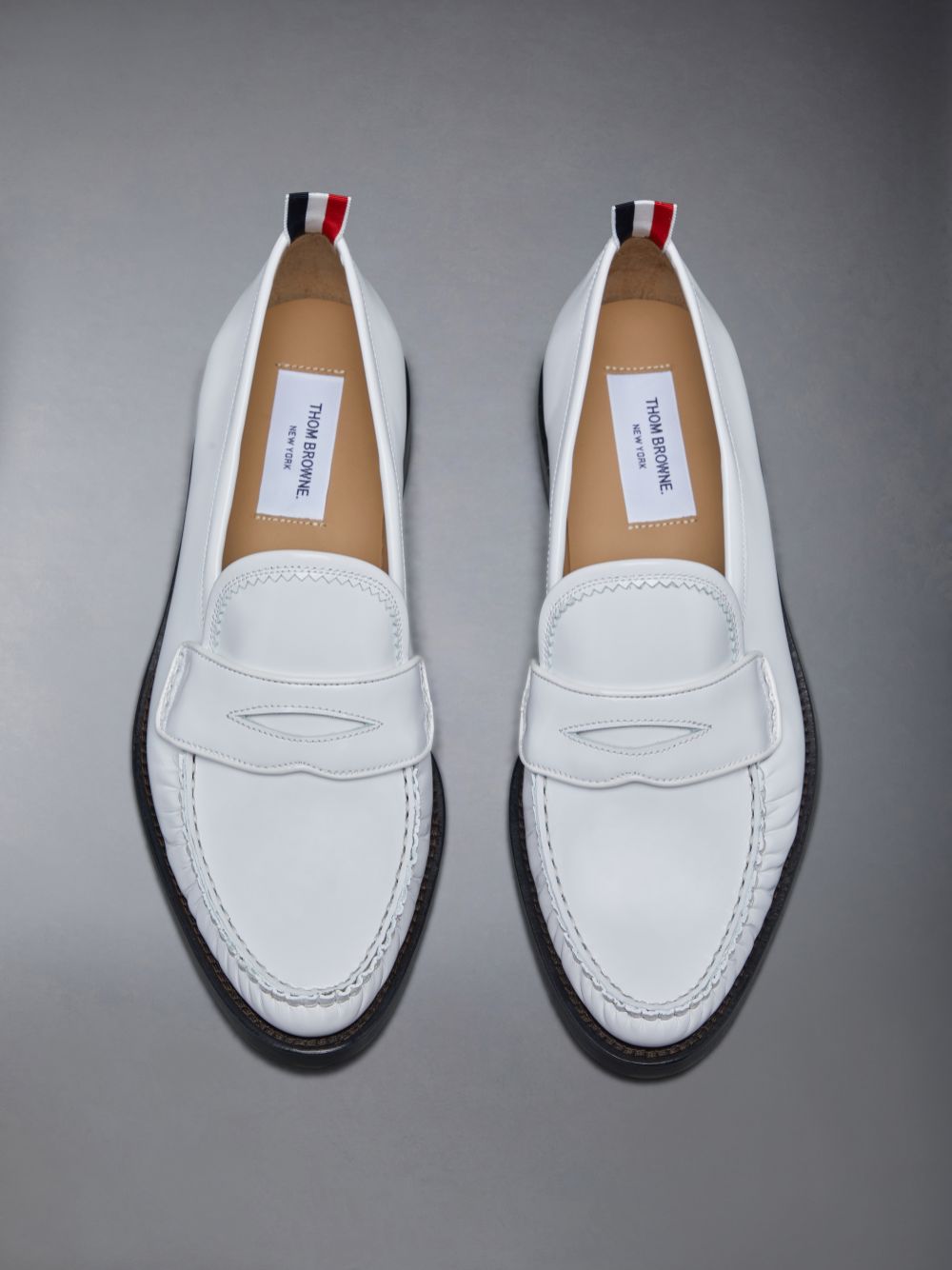 Thom Browne Spazzolato Pleated Varsity メンズ ローファー 白 | DND80R68642