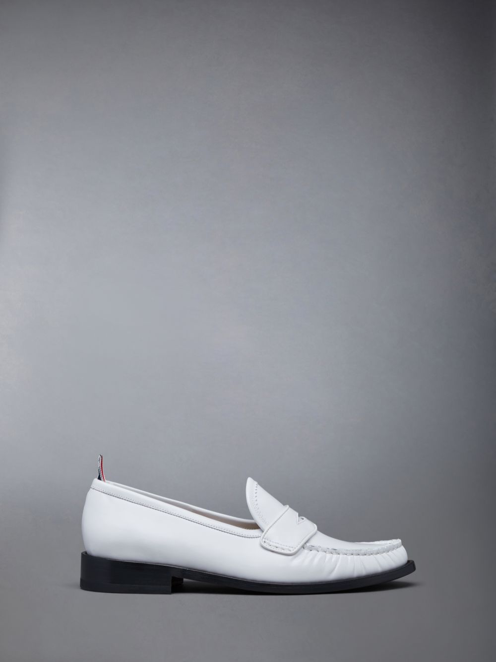 Thom Browne Spazzolato Pleated Varsity メンズ ローファー 白 | DND80R68642