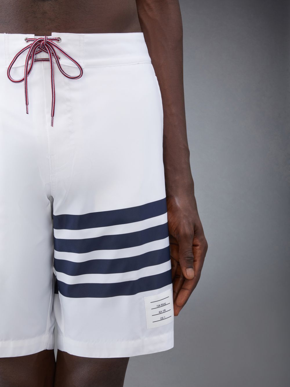 Thom Browne Swim Tech 4-Bar メンズ ボードショーツ 白 | LSW97A68603